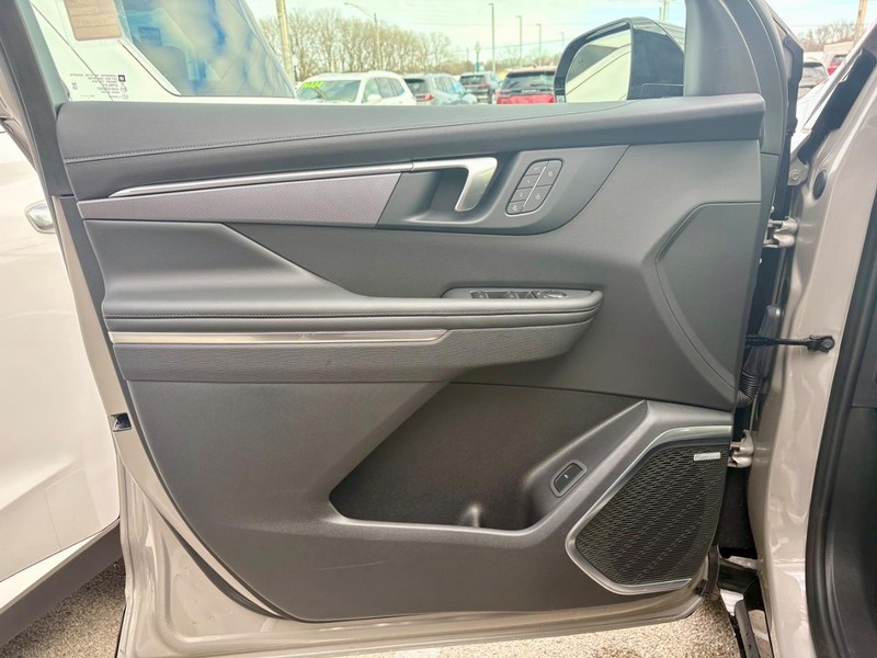 Buick Enclave Vehicle Full-screen Gallery Image 18