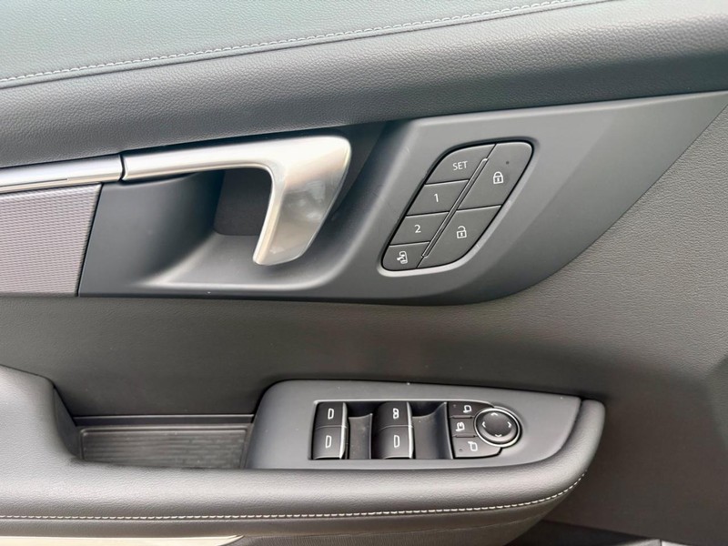 Buick Enclave Vehicle Full-screen Gallery Image 19