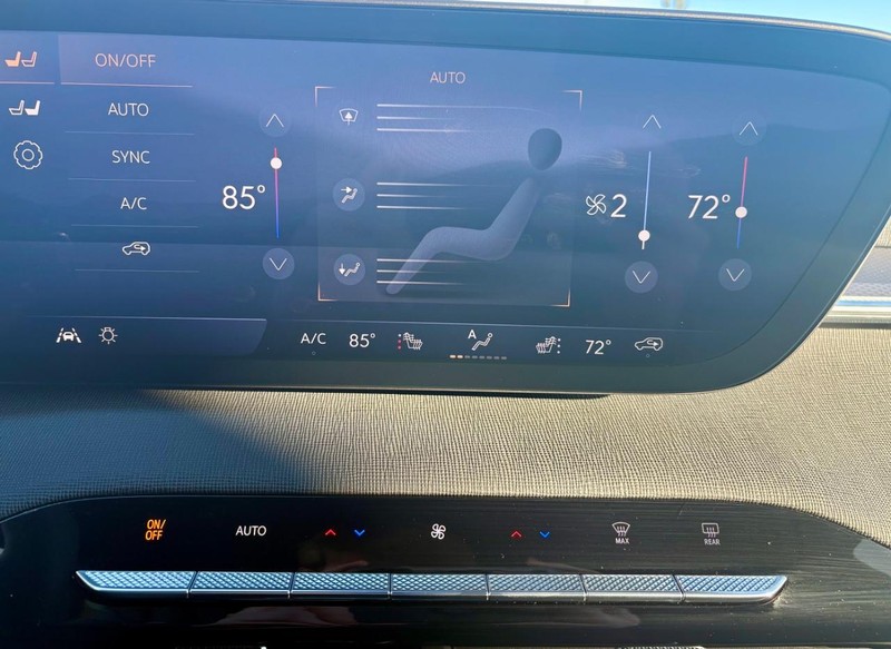 Buick Enclave Vehicle Full-screen Gallery Image 30