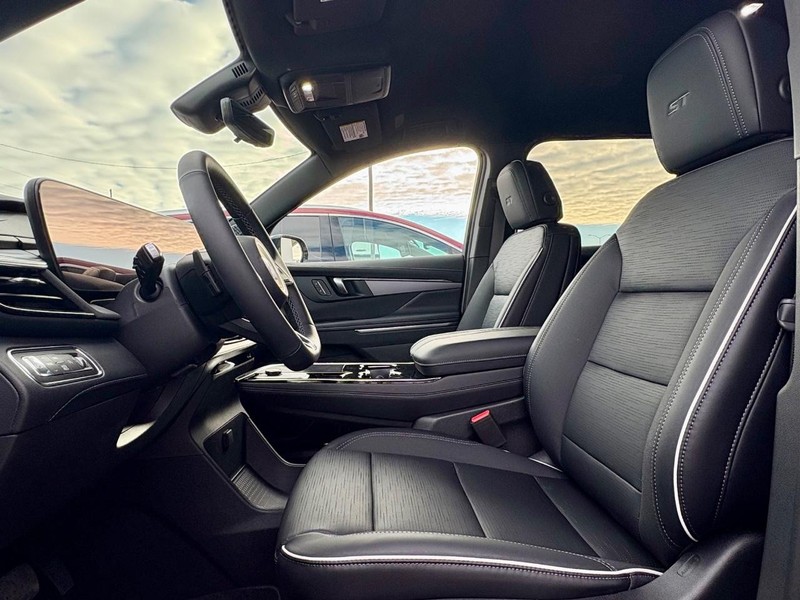 Buick Enclave Vehicle Full-screen Gallery Image 32