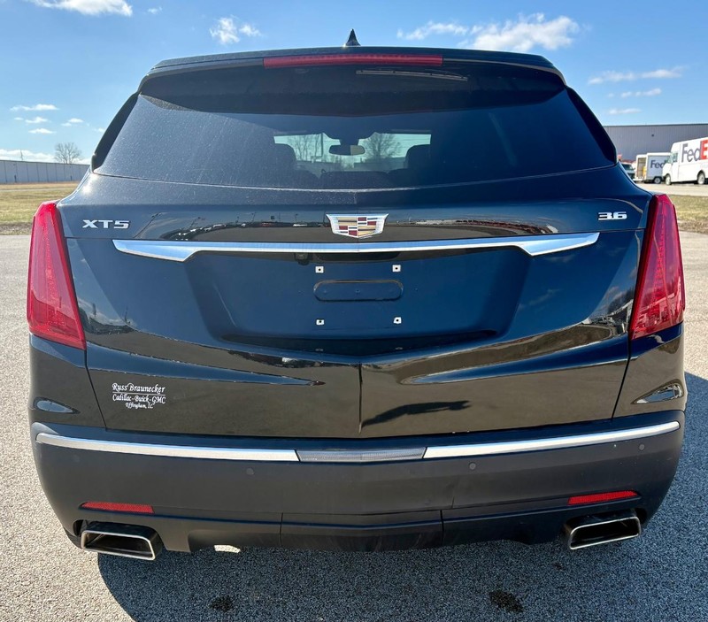 Cadillac XT5 Vehicle Full-screen Gallery Image 04