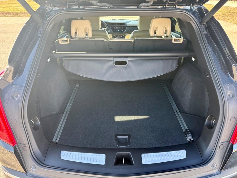 Cadillac XT5 Vehicle Full-screen Gallery Image 05