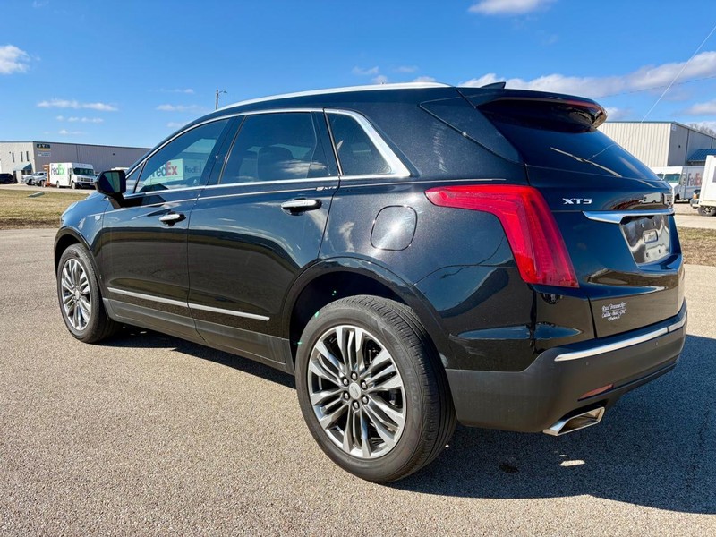 Cadillac XT5 Vehicle Full-screen Gallery Image 06