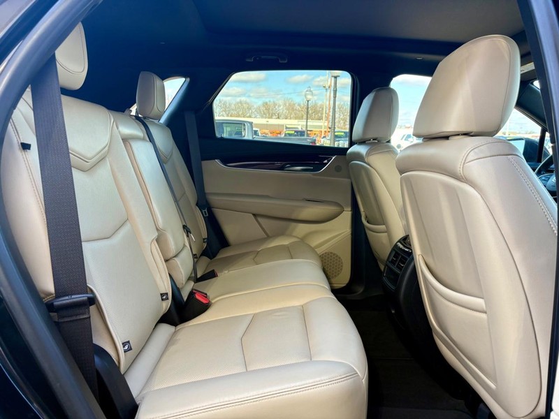 Cadillac XT5 Vehicle Full-screen Gallery Image 11