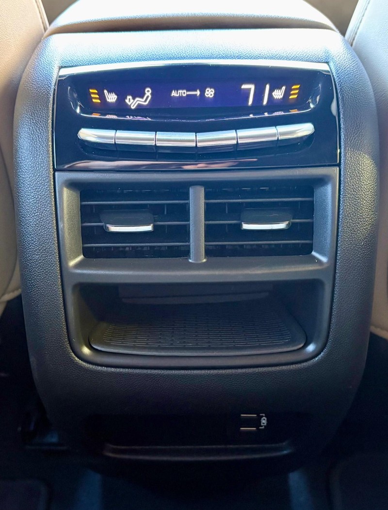 Cadillac XT5 Vehicle Full-screen Gallery Image 12