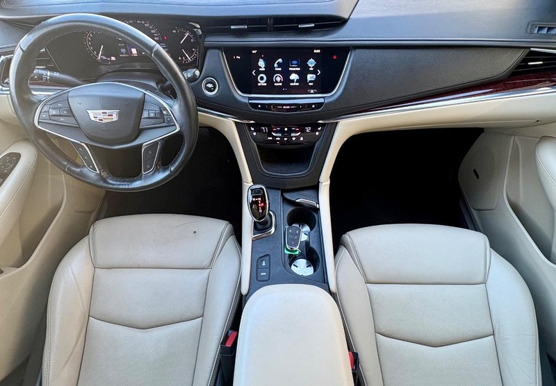 Cadillac XT5 Vehicle Full-screen Gallery Image 13