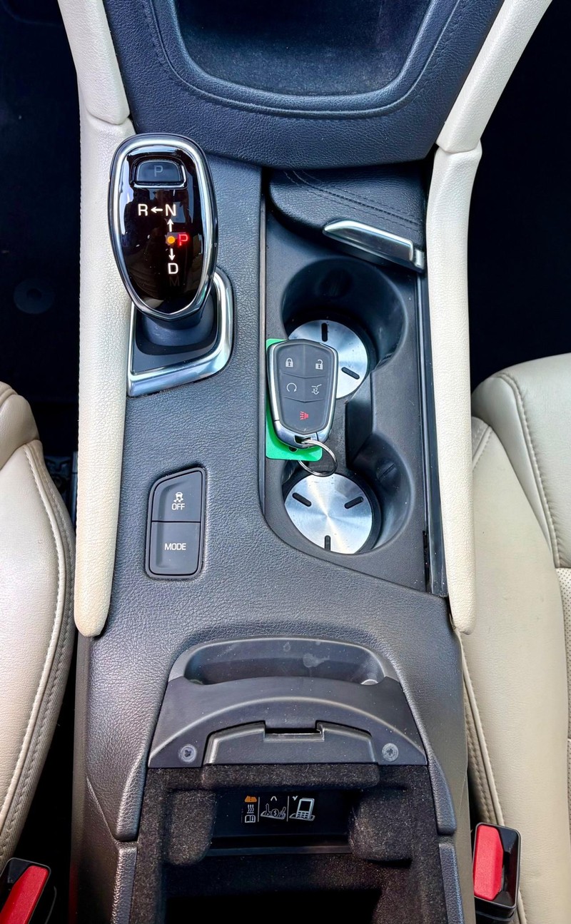 Cadillac XT5 Vehicle Full-screen Gallery Image 14