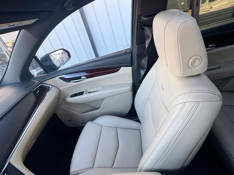 Cadillac XT5 Vehicle Full-screen Gallery Image 15