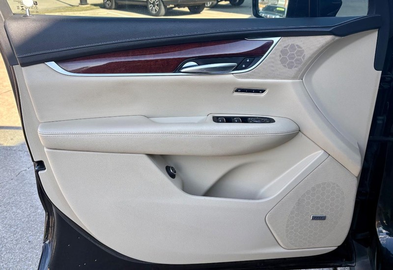 Cadillac XT5 Vehicle Full-screen Gallery Image 16