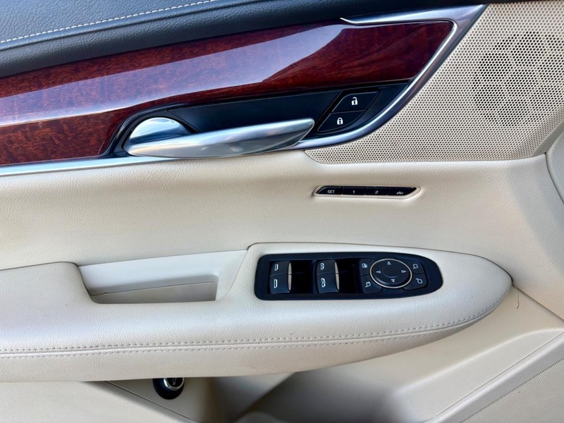 Cadillac XT5 Vehicle Full-screen Gallery Image 17