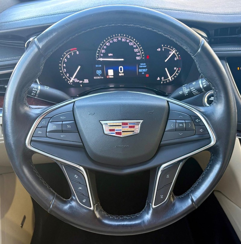 Cadillac XT5 Vehicle Full-screen Gallery Image 19
