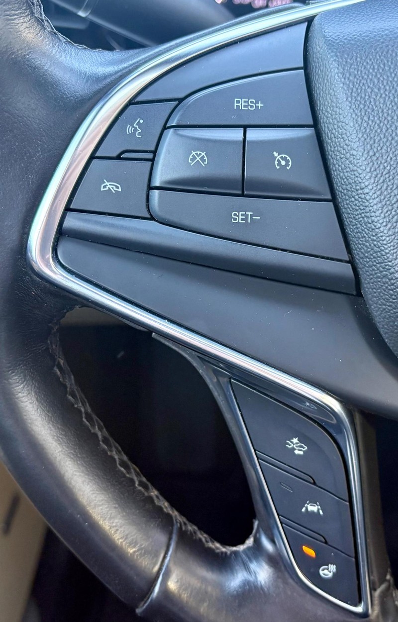 Cadillac XT5 Vehicle Full-screen Gallery Image 20