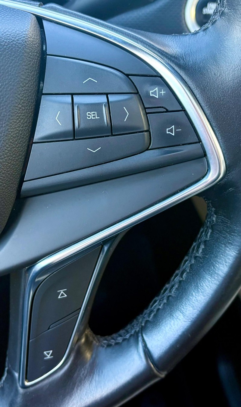 Cadillac XT5 Vehicle Full-screen Gallery Image 21