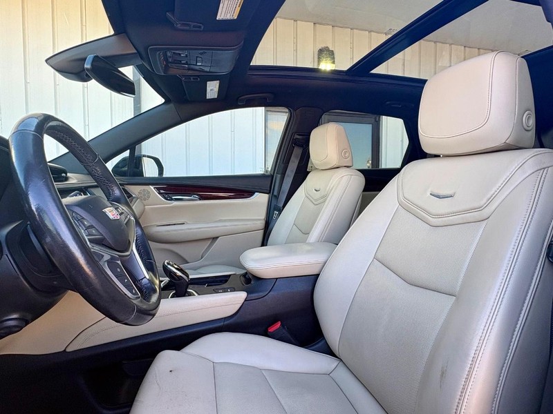 Cadillac XT5 Vehicle Full-screen Gallery Image 31