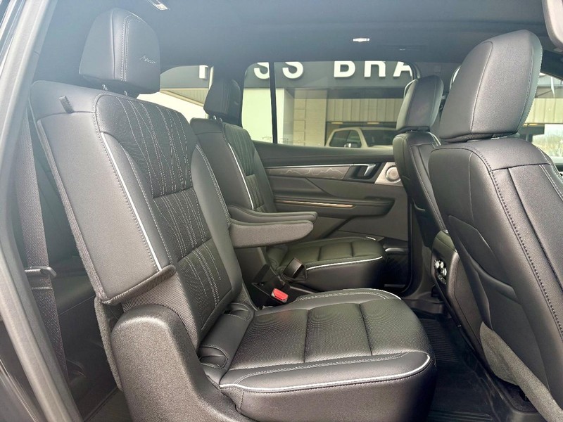 Buick Enclave Vehicle Full-screen Gallery Image 12