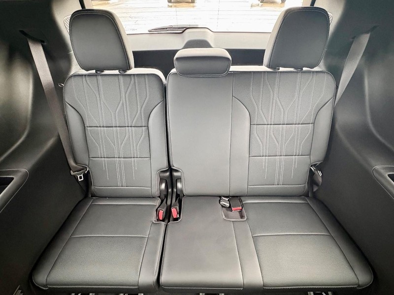 Buick Enclave Vehicle Full-screen Gallery Image 14