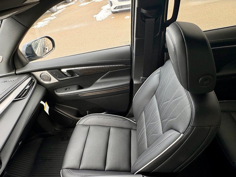 Buick Enclave Vehicle Full-screen Gallery Image 17