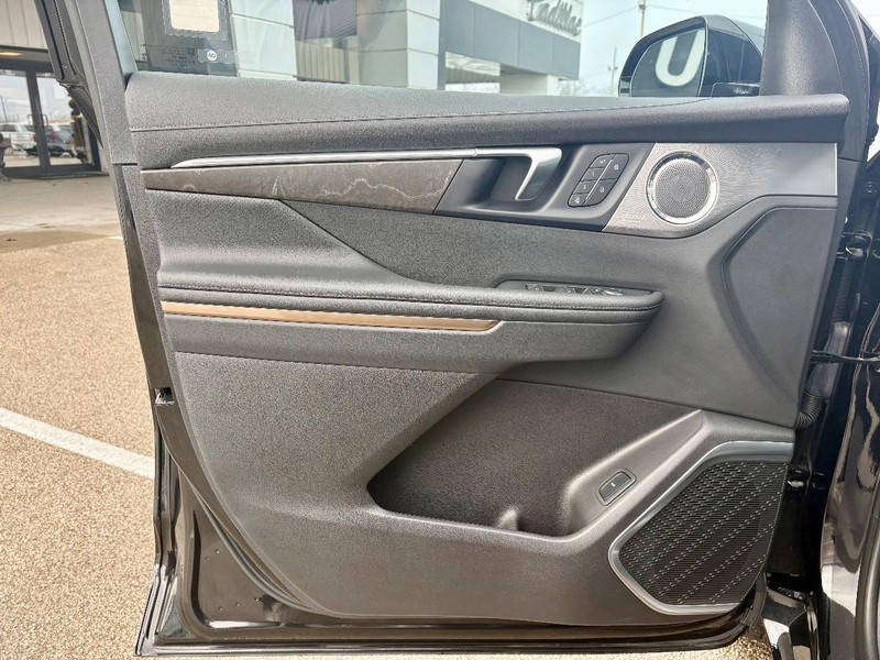 Buick Enclave Vehicle Full-screen Gallery Image 18