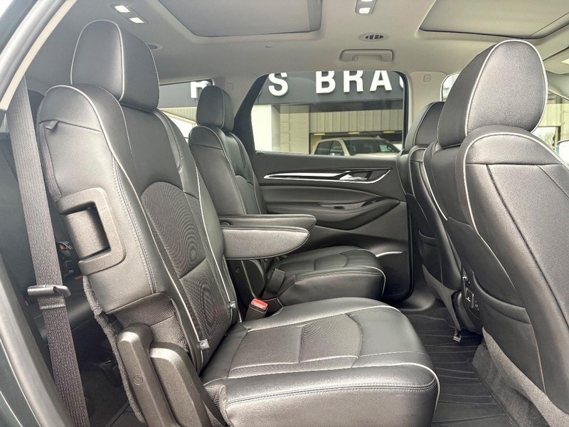 Buick Enclave Vehicle Full-screen Gallery Image 10