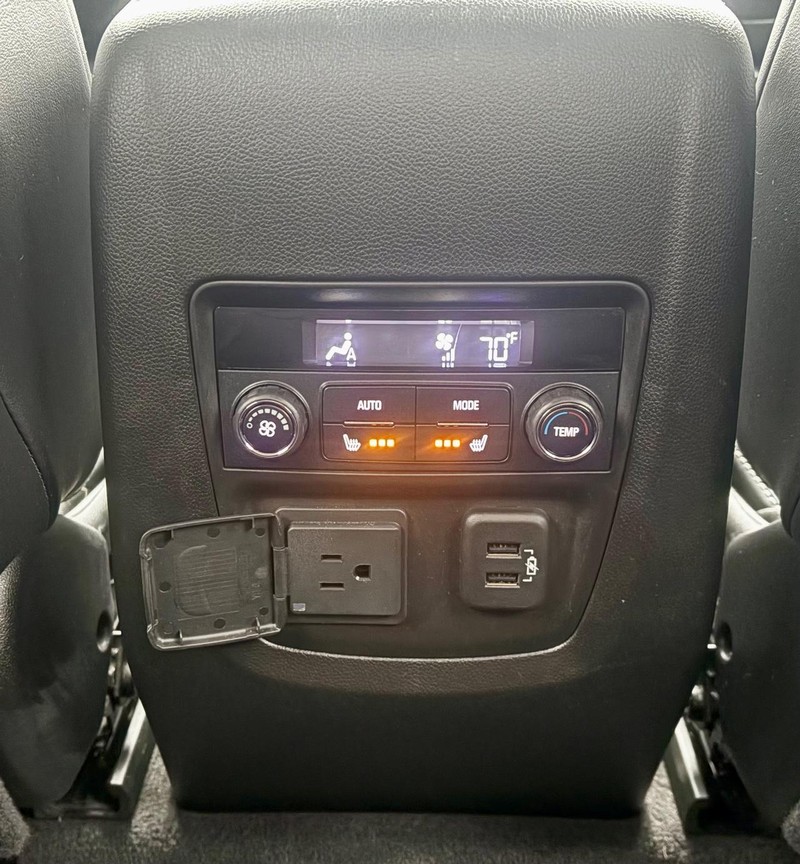 Buick Enclave Vehicle Full-screen Gallery Image 15