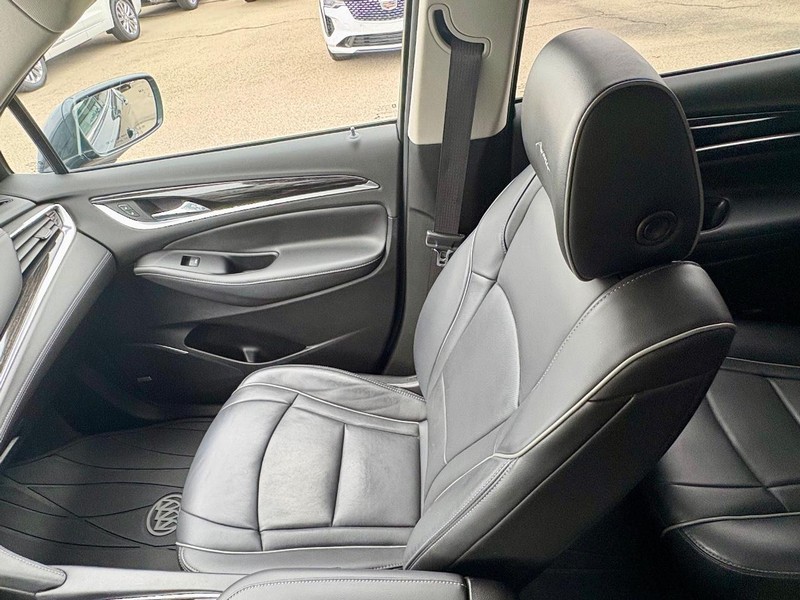 Buick Enclave Vehicle Full-screen Gallery Image 16