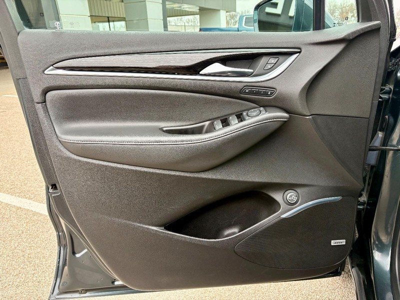 Buick Enclave Vehicle Full-screen Gallery Image 18