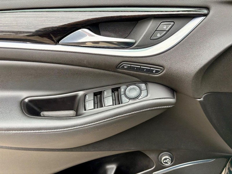 Buick Enclave Vehicle Full-screen Gallery Image 19