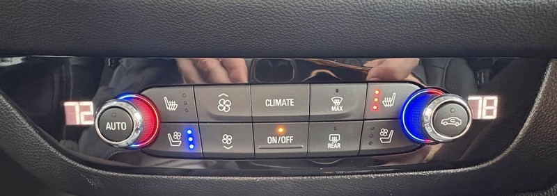 Buick Enclave Vehicle Full-screen Gallery Image 30