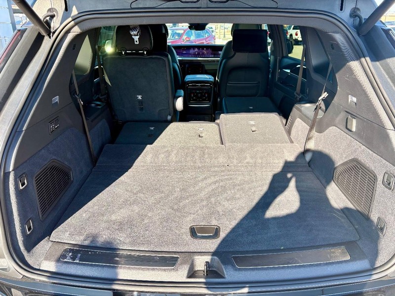 Cadillac Escalade IQ Vehicle Full-screen Gallery Image 06