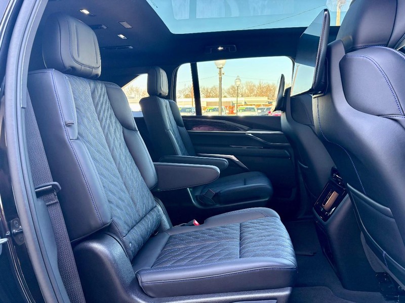 Cadillac Escalade IQ Vehicle Full-screen Gallery Image 12