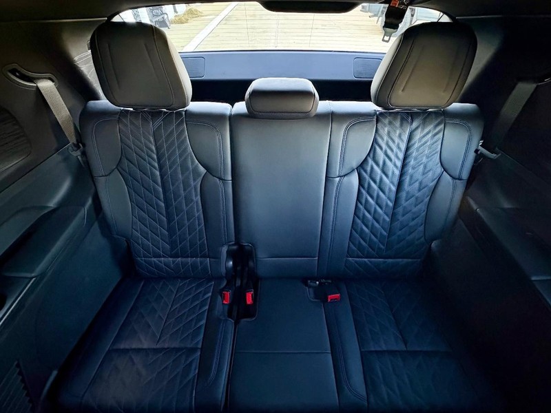 Cadillac Escalade IQ Vehicle Full-screen Gallery Image 14