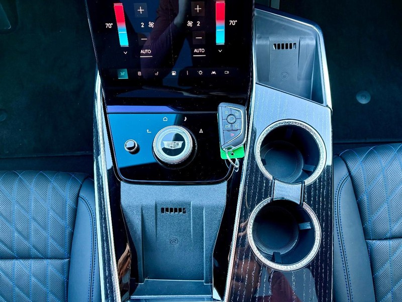 Cadillac Escalade IQ Vehicle Full-screen Gallery Image 17