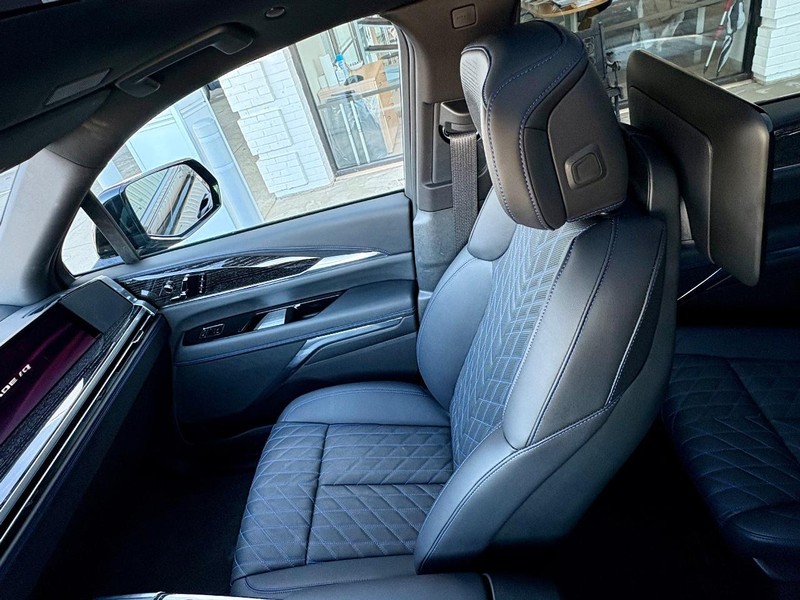 Cadillac Escalade IQ Vehicle Full-screen Gallery Image 18