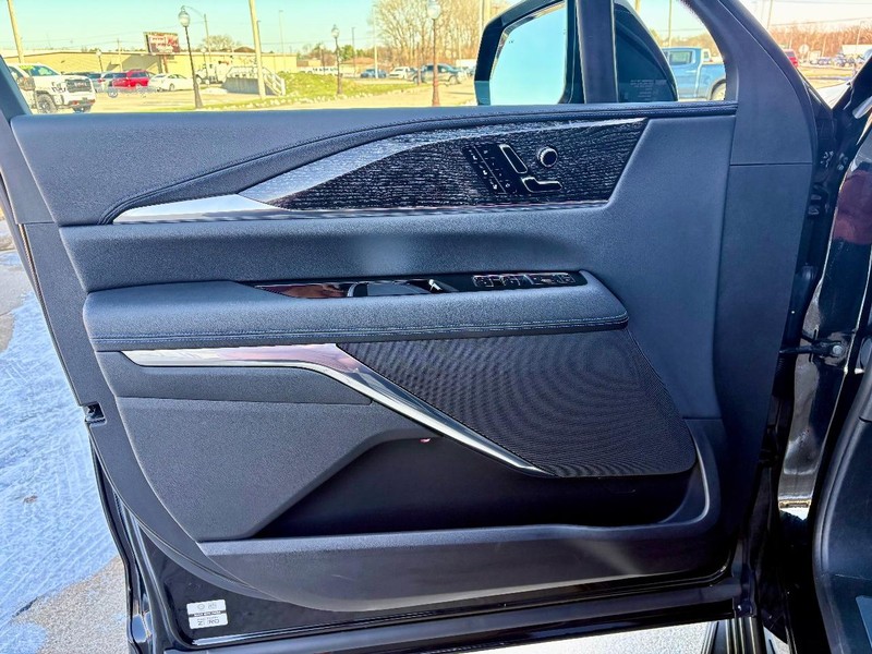 Cadillac Escalade IQ Vehicle Full-screen Gallery Image 19