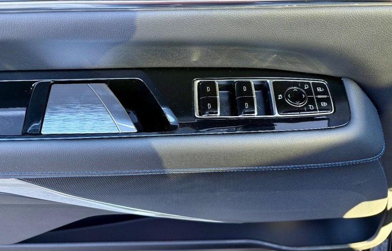 Cadillac Escalade IQ Vehicle Full-screen Gallery Image 20