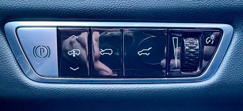 Cadillac Escalade IQ Vehicle Full-screen Gallery Image 21