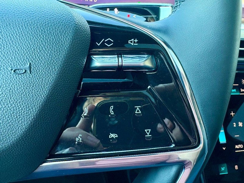 Cadillac Escalade IQ Vehicle Full-screen Gallery Image 24