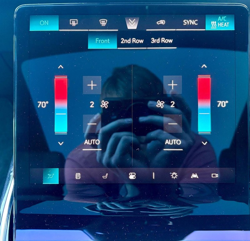 Cadillac Escalade IQ Vehicle Full-screen Gallery Image 30