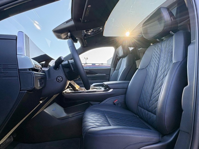 Cadillac Escalade IQ Vehicle Full-screen Gallery Image 32