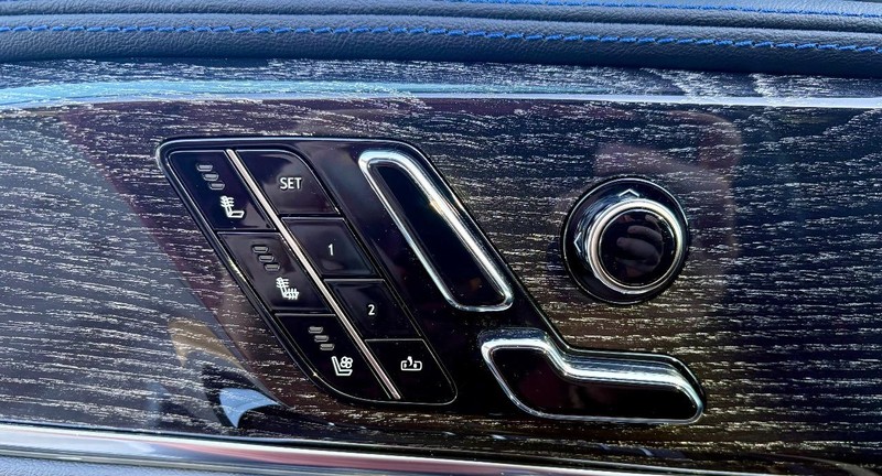 Cadillac Escalade IQ Vehicle Full-screen Gallery Image 33