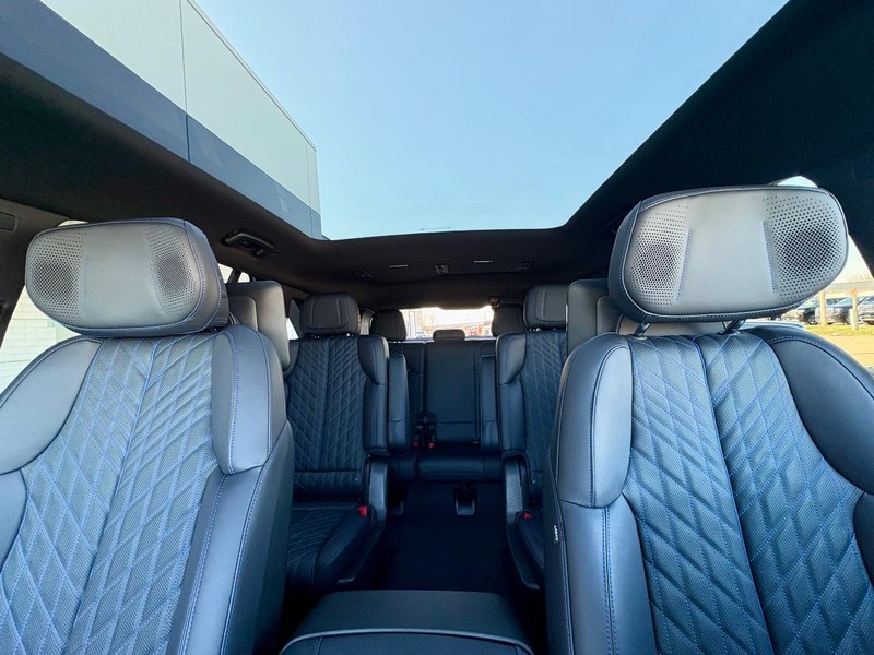 Cadillac Escalade IQ Vehicle Full-screen Gallery Image 34