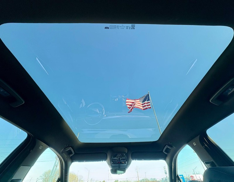 Cadillac Escalade IQ Vehicle Full-screen Gallery Image 35