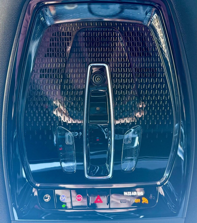 Cadillac Escalade IQ Vehicle Full-screen Gallery Image 36