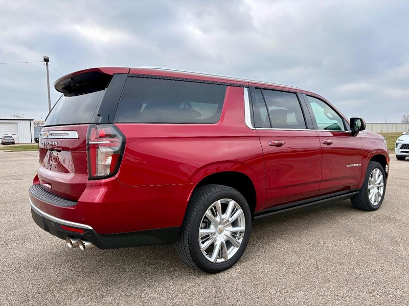 Chevrolet Suburban Vehicle Full-screen Gallery Image 03