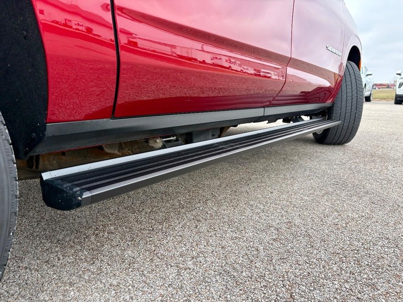 Chevrolet Suburban Vehicle Full-screen Gallery Image 04