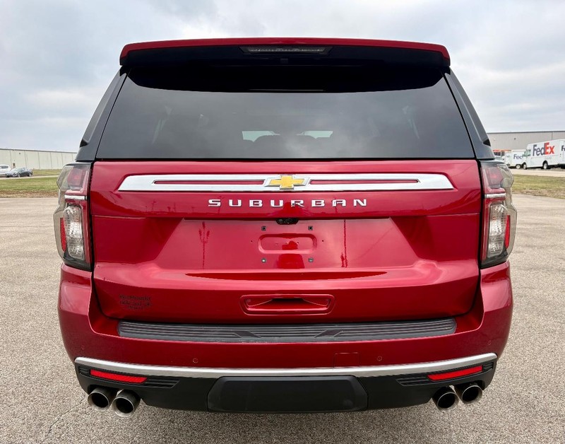 Chevrolet Suburban Vehicle Full-screen Gallery Image 05