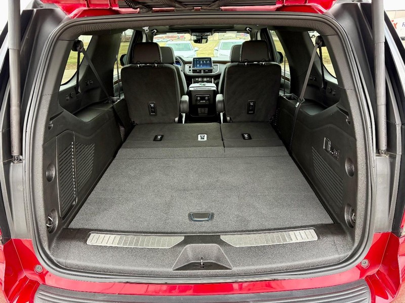 Chevrolet Suburban Vehicle Full-screen Gallery Image 07
