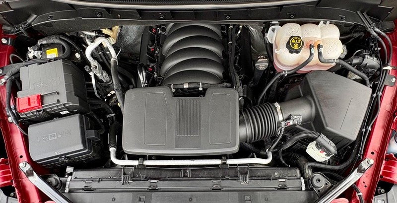 Chevrolet Suburban Vehicle Full-screen Gallery Image 11