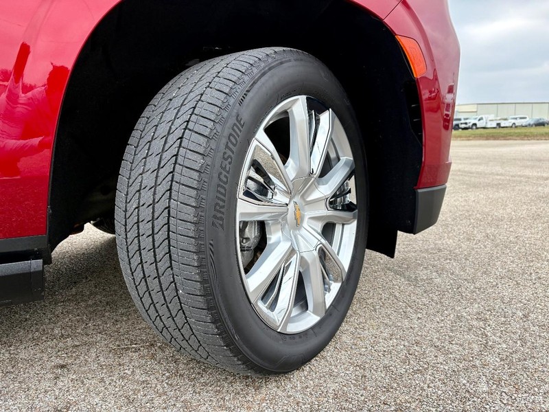 Chevrolet Suburban Vehicle Full-screen Gallery Image 12