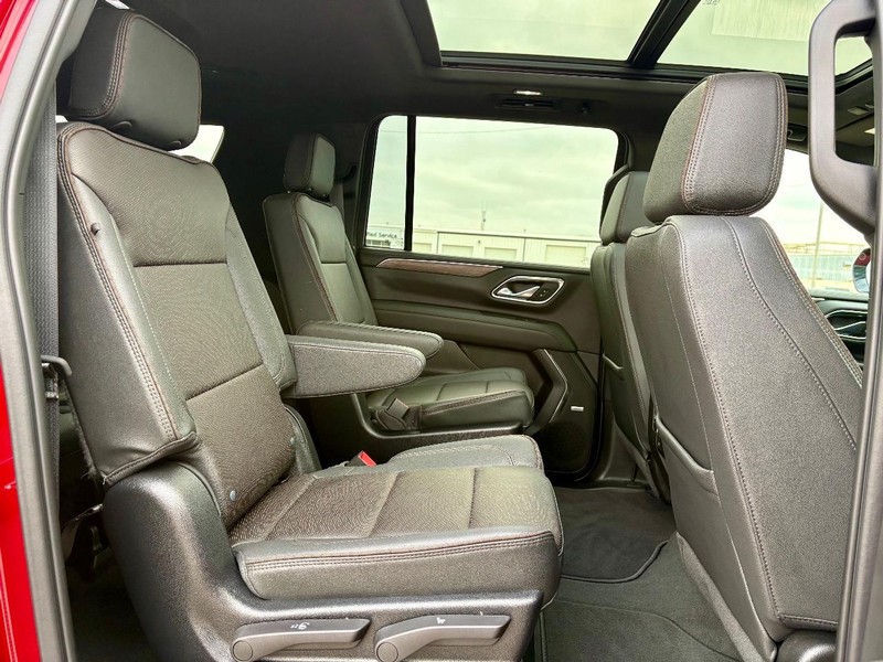Chevrolet Suburban Vehicle Full-screen Gallery Image 13